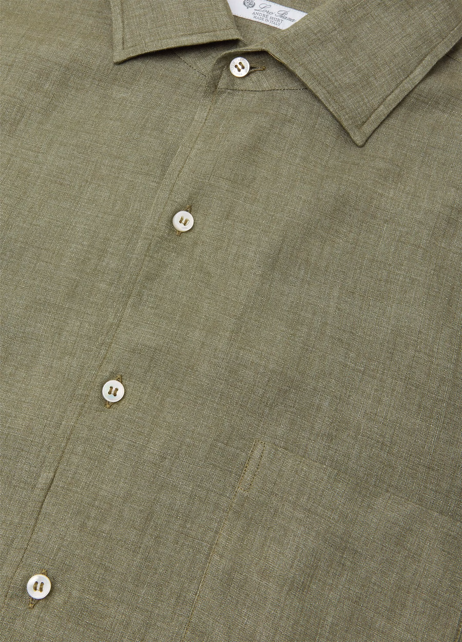 Andre Shirt in een groen landschap