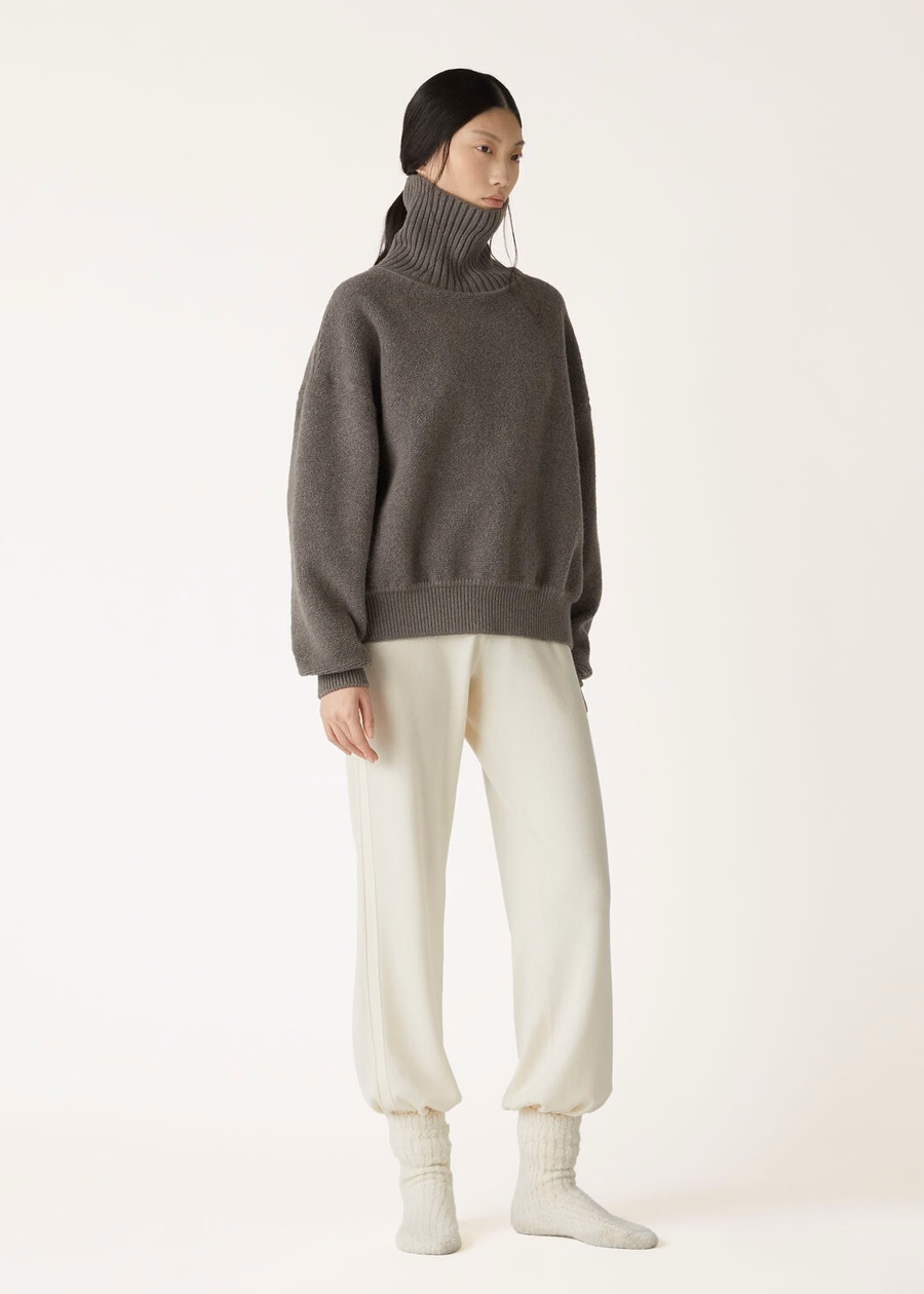 Cocooning sweatshirt met hoge hals van kasjmier scheerwol in peer-melange.
