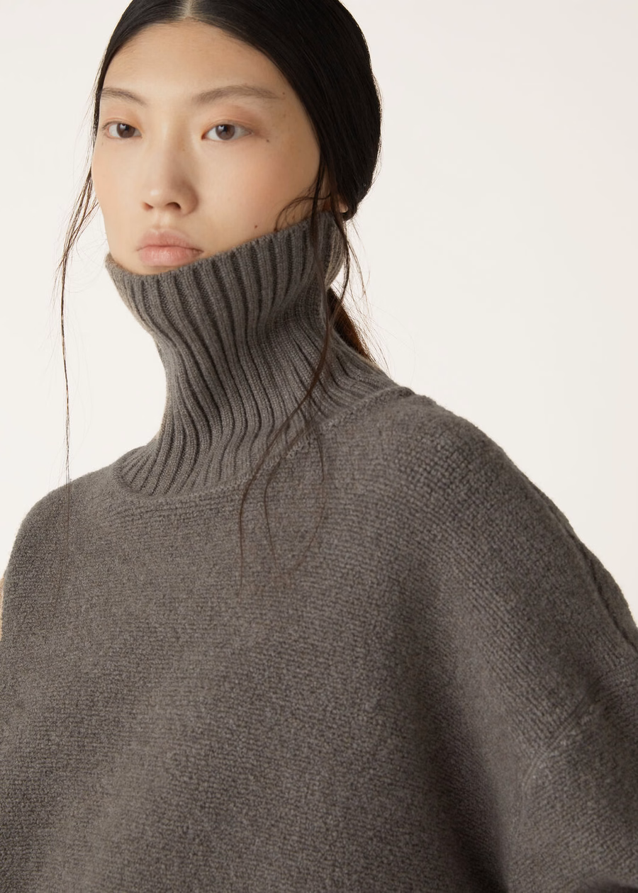 Cocooning sweatshirt met hoge hals van kasjmier scheerwol in peer-melange.