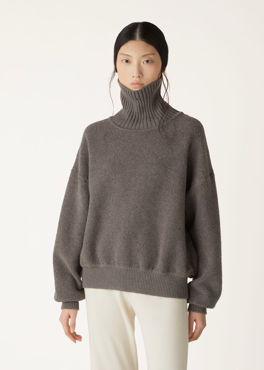 Cocooning sweatshirt met hoge hals van kasjmier scheerwol in peer-melange.