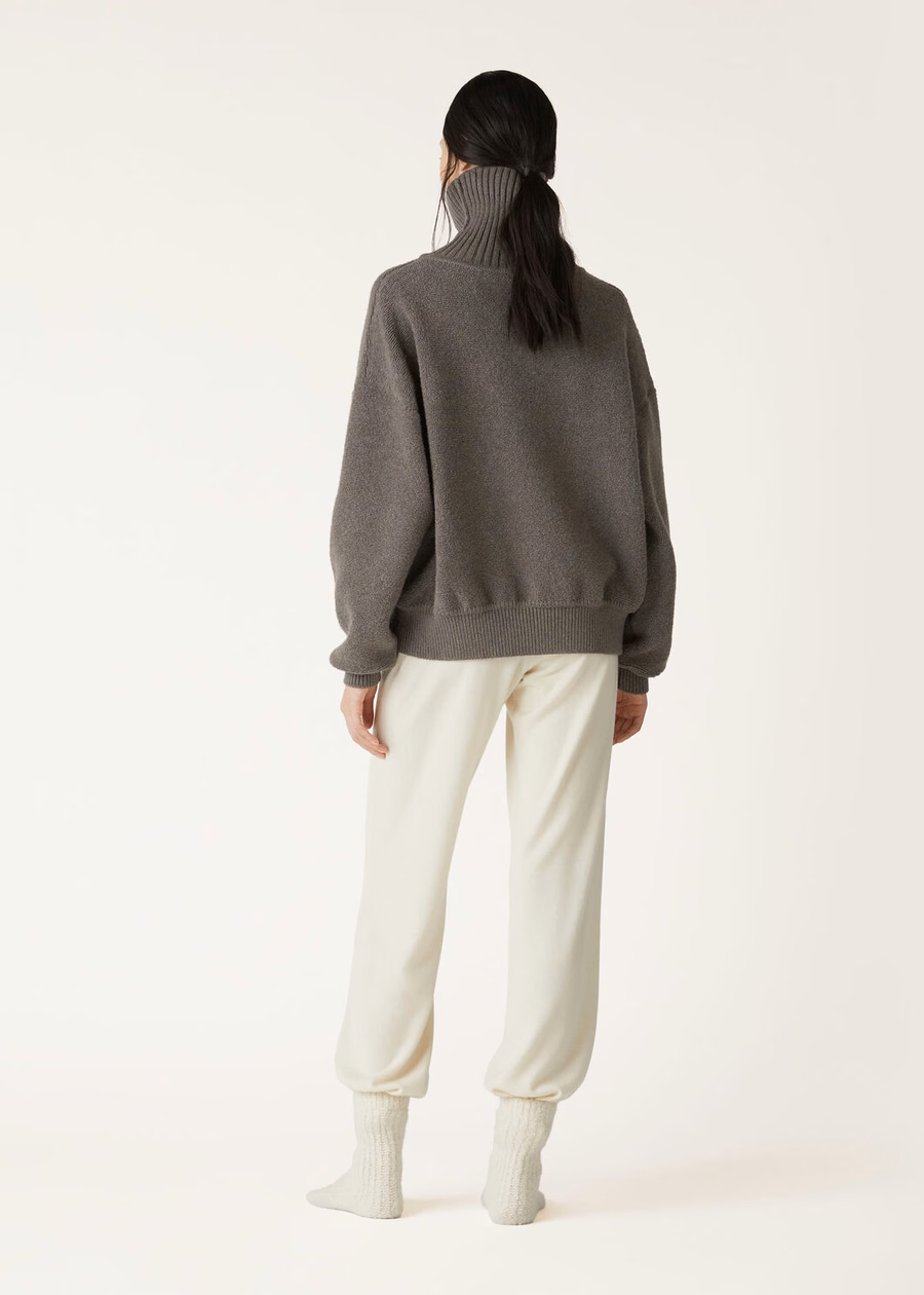 Cocooning sweatshirt met hoge hals van kasjmier scheerwol in peer-melange.