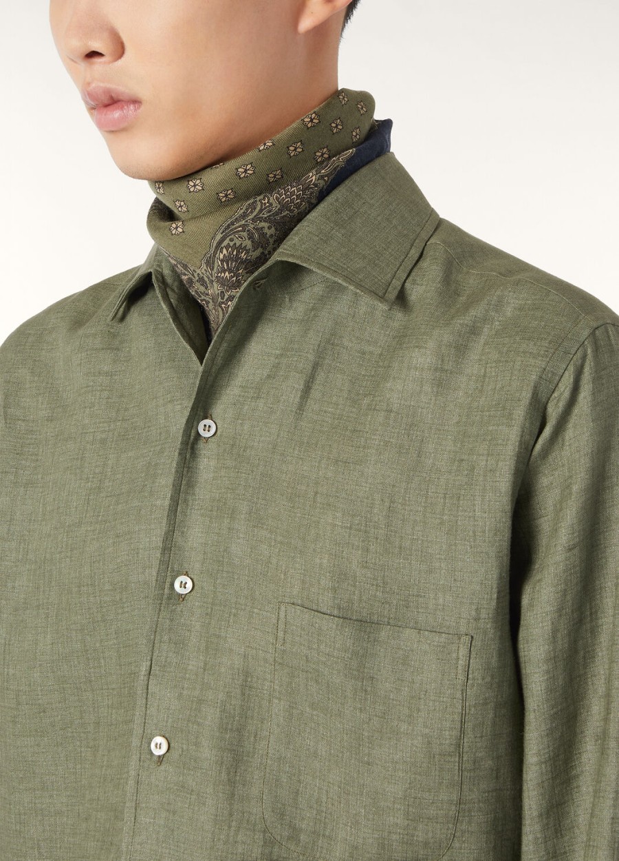 andre shirt in een groen landschap