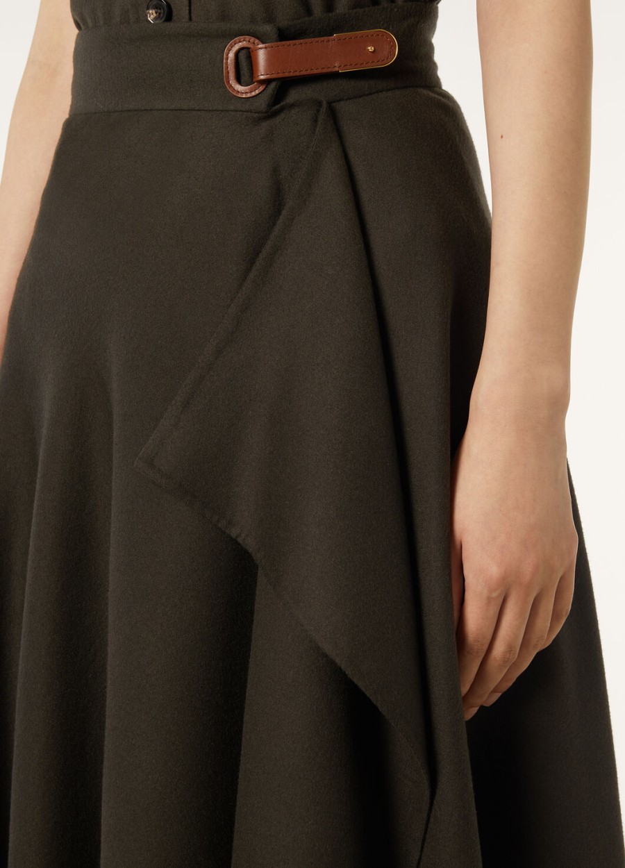 violet royal lightness pin zwarte rok