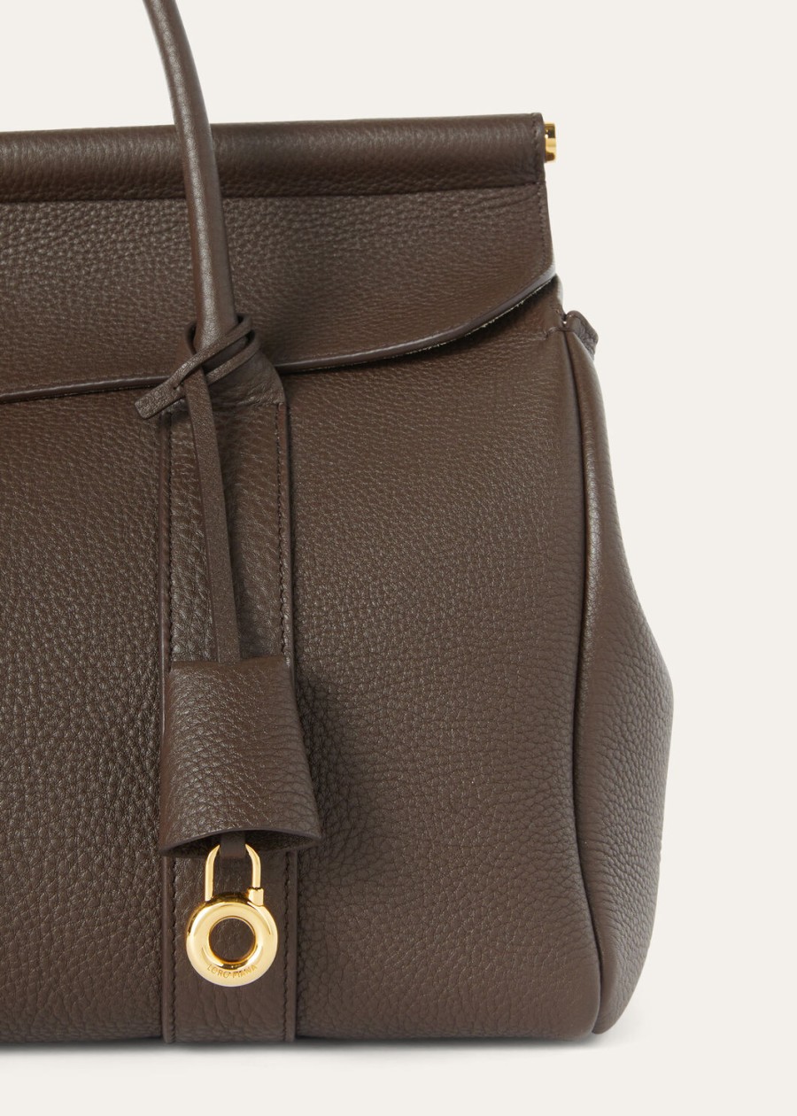 loom bag l32 van generfd kalfsleer donkerbruinzonnegoudkleurig.