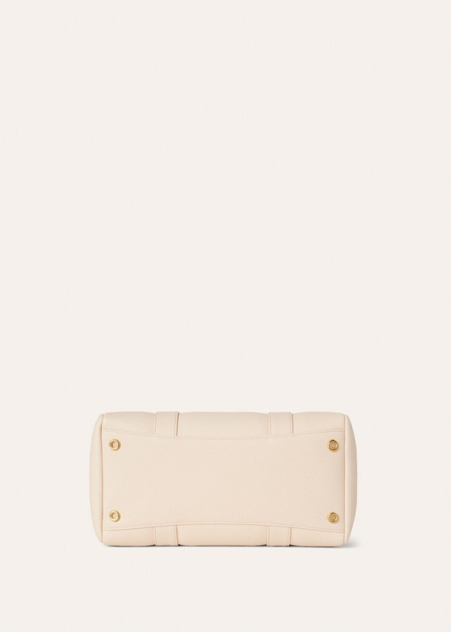loom bag l32 van generfd kalfsleer crèmekleurig honingzonnegoud.