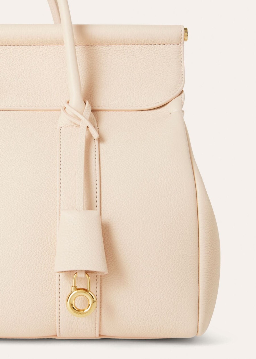 loom bag l32 van generfd kalfsleer crèmekleurig honingzonnegoud.