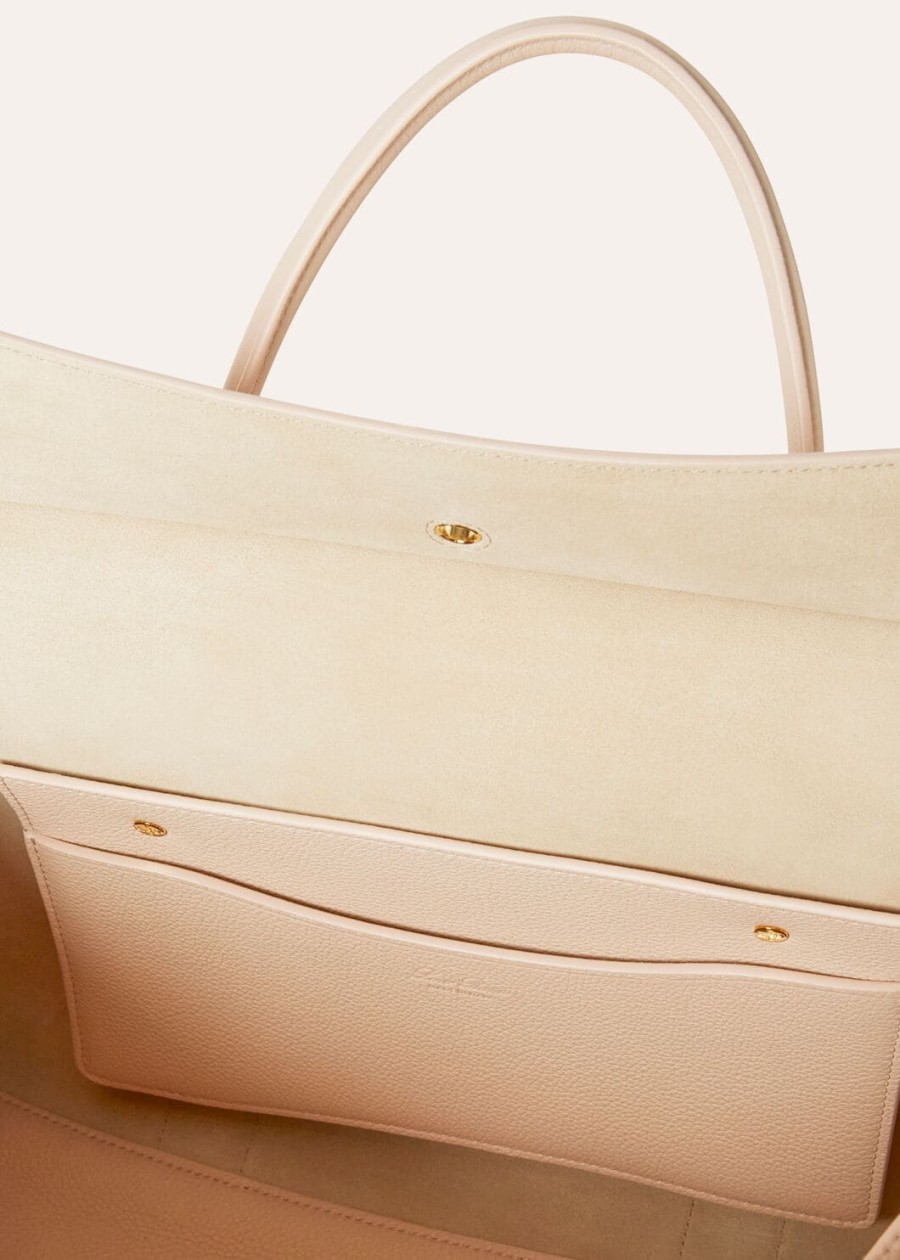 loom bag l32 van generfd kalfsleer crèmekleurig honingzonnegoud.