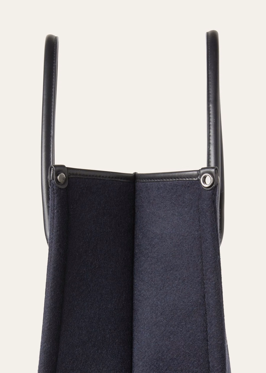 Grote kasjmier crossbodytas in marineblauw/zwart/antracietgrijs.